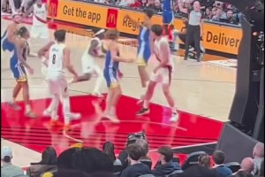 基本功！第四節(jié)楊瀚森體力嚴(yán)重下降，防守移動(dòng)緩慢，但依舊沒(méi)失位，防下了這球