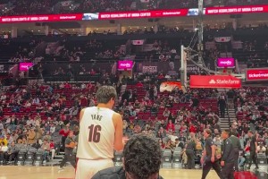 天道酬勤！對陣勇士中場，球迷拍到楊瀚森提前回場熱身找三分手感