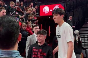 很受大家喜愛啊??楊瀚森賽前為熱情的開拓者球迷合影、簽名~~