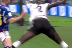 呂迪格曾高抬腿回追日本球員火遍全球，這真是世界名畫??