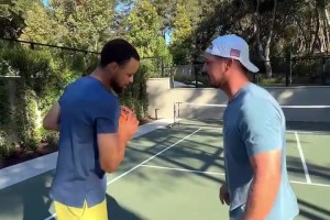 普通人和庫(kù)里單挑，真是毫無(wú)體驗(yàn)感的一件事??