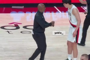 英語有長進啊！比盧普斯暫停單獨指導，楊瀚森聽明白了點頭附和~