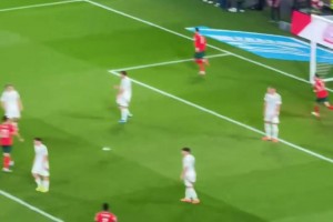 從哪竄出來的??球迷實拍C羅第二球，防守球員一點反應沒有