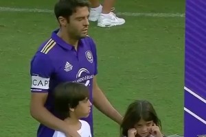 那一天，卡卡結(jié)束了自己 16 年的傳奇生涯，依依不舍地告別了足球