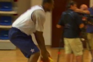 08年美國(guó)夢(mèng)八隊(duì)內(nèi)訓(xùn)練，詹姆斯和保羅互相打鬧，甜瓜一旁看著