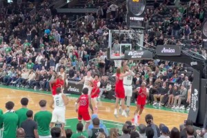 季前賽這么刺激的??綠軍中鋒蒂爾曼拋投絕殺猛龍！主場燃炸了！