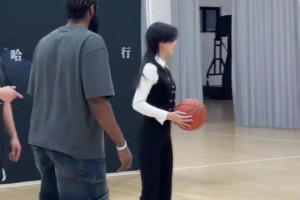 哈登：臺球桌上打不過王思諾，籃球場上總可以吧？