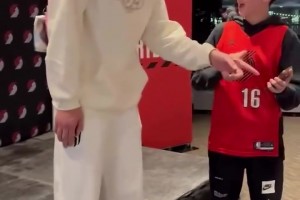 這個(gè)粉紅小書(shū)包已經(jīng)成為楊瀚森的固定裝備了嗎??