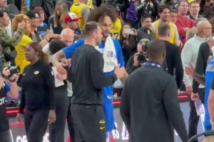 還是很愛??東契奇與獨(dú)行俠前隊(duì)友一一擁抱談心，與濃眉有說有笑