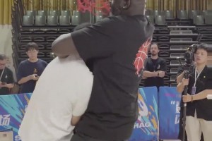 哦吼??！大鯊魚手把手教你扣籃??