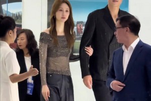 焦點(diǎn)不是車！是周鵬身邊美到窒息的愛妻?