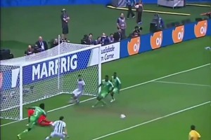 把對(duì)手都打笑了！世界杯名場(chǎng)面：尼日利亞門將戳了戳梅西的臉！