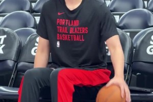 無時(shí)無刻不在練習(xí)??楊瀚森坐在板凳席上，還一直在運(yùn)球找球感~