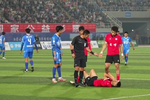 蒙超球員在馬寧面前“演戲”，結(jié)局可想而知。。。??