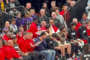 今天六犯離場有點委屈啊！楊瀚森在替補席上直接爆哭了????