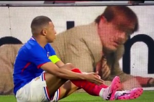 化身卓別林！名場面：姆巴佩和廣告牌神同步，自己都被逗笑了！