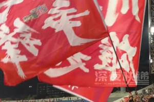 燃動(dòng)全場(chǎng)!“川超”成都迎戰(zhàn)廣安，現(xiàn)場(chǎng)球迷振奮高喊:成都雄起!