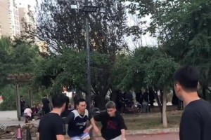 郭艾倫的身材，約基奇的投籃包