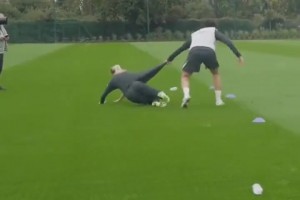 美顏一點也不憐香惜玉??！訓練賽撞飛女足隊員，特里直呼黃牌