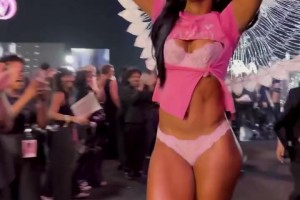 這是要改行當(dāng)模特？安吉爾-里斯參加維秘內(nèi)衣秀 這造型如何？??