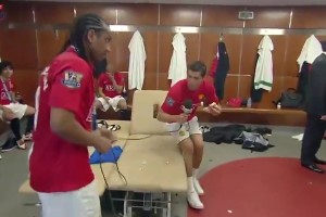 滿滿的回憶??！16年前的曼聯(lián)更衣室，C羅吃著漢堡采訪安德森！