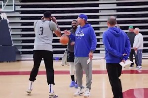 傷沒好，悠著點吧！??歐文訓(xùn)練時想和濃眉單挑，被基德及時制止