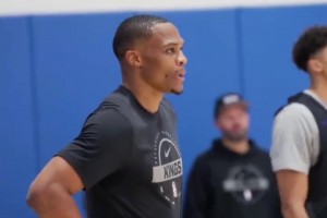 威少和拉文母校！國(guó)王在UCLA備戰(zhàn)與湖人季前賽 威少輕盈扣籃