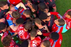 兩年前拜仁球員賽后圍在一起看多特比賽結(jié)果，隨后慶祝冠軍??