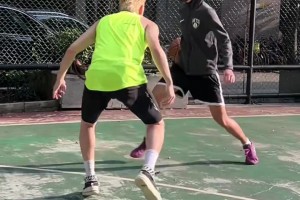 野生中國杜蘭特1v1單挑籃球網(wǎng)紅 別的不說 拜佛這下還挺像