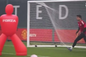 雙紅會(huì)有望繼續(xù)首發(fā)！曼聯(lián)門將拉門斯訓(xùn)練中高接低擋