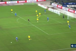 太無(wú)私了！蘇超南京球員這一下，若是選擇打門結(jié)果是否會(huì)更好？