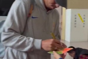 寵粉時(shí)刻！克雷桑給球迷們簽名，表情認(rèn)真