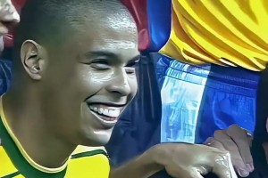 只有游戲中才會(huì)出現(xiàn)！1999年巴薩百年華誕，巴薩大戰(zhàn)巴西國(guó)家隊(duì)！