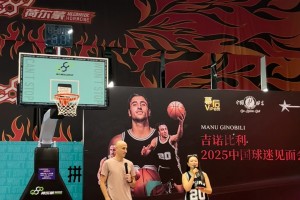 48歲的吉諾比利中國行活動(dòng)，旁邊的女主持人小姐姐有點(diǎn)好看哦！