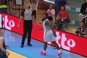 那些只有在電影里才會(huì)出現(xiàn)的時(shí)刻！約老師球感真的逆天??！