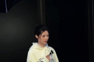 臺(tái)上臺(tái)下都是亮點(diǎn)?。∽孔R(shí)參加上海時(shí)裝秀活動(dòng) 走到哪都是風(fēng)景線