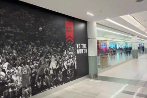 六年了，多倫多的機場墻上依然貼著