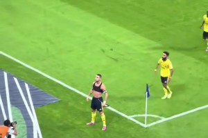 球迷實(shí)拍C羅世界波，球速極快，進(jìn)球后十分激動(dòng)！