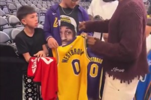 唯獨(dú)不簽湖人！威少給球迷簽球衣，對(duì)昔日球隊(duì)的喜惡顯而易見??