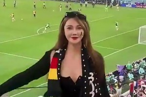 場(chǎng)邊的比利時(shí)美女球迷實(shí)在太養(yǎng)眼了~真吸引人??