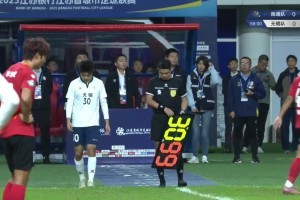 她來了?！吧友們期待的蘇超牛仔褲小姐姐終于出現(xiàn)在鏡頭里