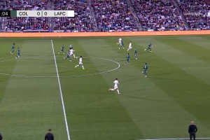 太降維打擊了??！孫興慜1v2盤帶戲耍對(duì)手爆射破門，10場(chǎng)9球