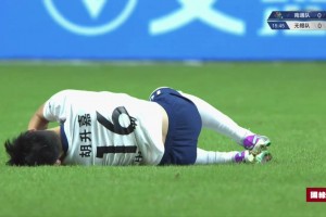 如此蘇超怎能不愛！無錫隊(duì)球員一路猛搶，最后被爆頭贏得球權(quán)??