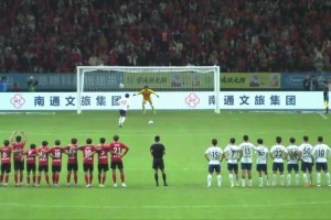 大心臟！在前兩輪都罰丟的情況下，無錫隊(duì)員同樂勺子點(diǎn)球破門??