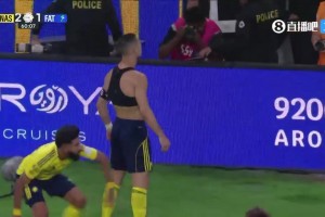 這球太帥了??C羅晃開防守遠(yuǎn)射世界波，進(jìn)球后激情脫衣慶祝！