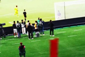 太燃了！現(xiàn)場實(shí)拍：蘇超南通隊(duì)罰進(jìn)制勝點(diǎn)球，全場陷入沸騰??