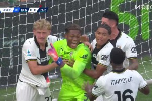 日本門神！鈴木彩艷意甲補(bǔ)時(shí)撲出點(diǎn)球！助帕爾馬拿到1分！