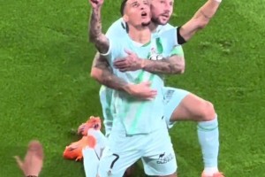 敢襲擊圓神??！安東尼慶祝時(shí)遭球迷扔水瓶