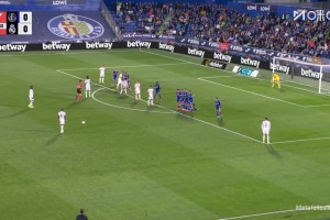 阿拉巴任意球攻門被神勇?lián)涑?！巴爾韋德小角度補射偏出！