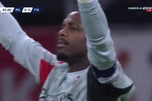 邁尼昂精彩的腳下技術(shù)，令佛羅倫薩球員無(wú)可奈何